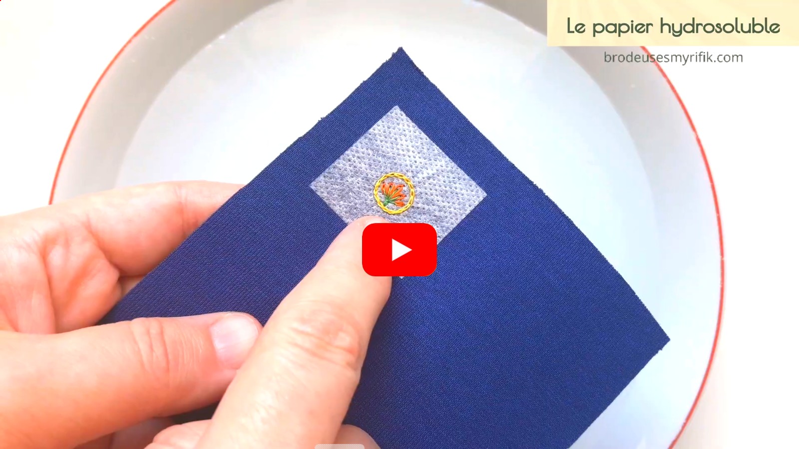 tutoriel video pour apprendre à utiliser le papier hydrosoluble magique adhésif débutants en broderie traditionnelle